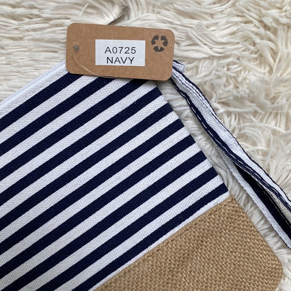 🎉HP🎉 A & O International Striped Wristlet 💗 White Navy & Tan - Picture 11 of 15